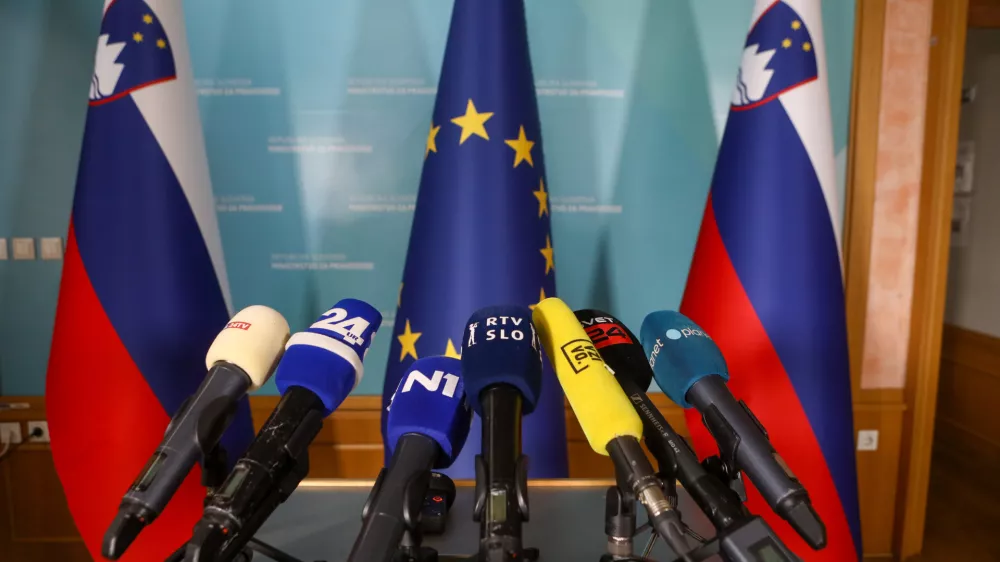 Simbolična fotografija - mediji - novinarji - mikrofoni - medijski zakon15.12.2025 - Ministrica za pravosodje mag. Andreja Kokalj in minister za notranje zadeve Branko Zlobko bosta danes, 15. decembra 2025, podala izjavo za javnost glede primera smrti mo&scaron;kega v Novem mestu konec oktobra letos.Foto: Luka Cjuha