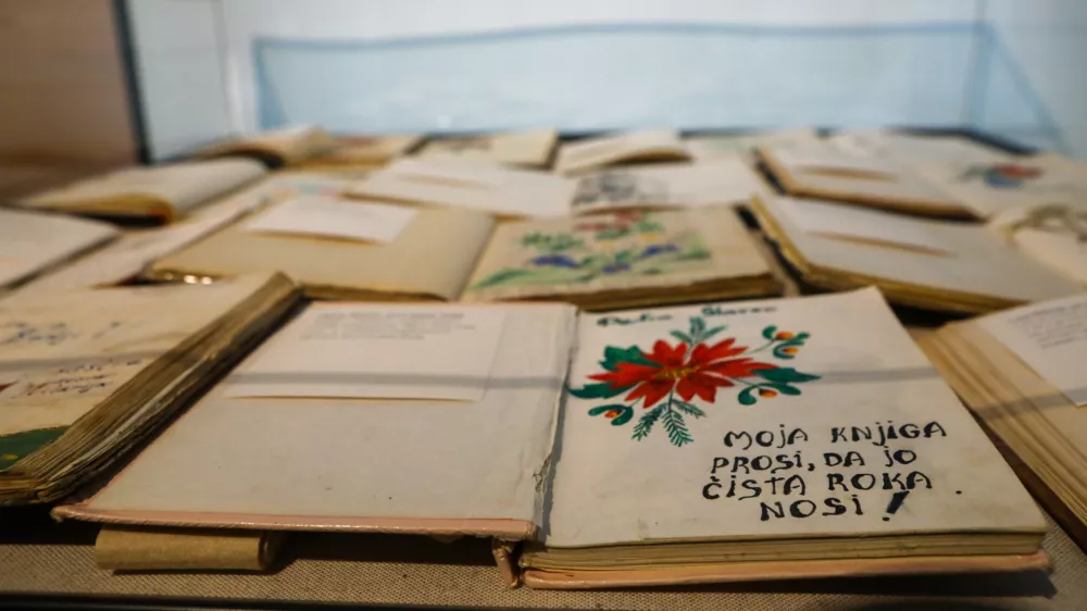 17.12.2025 - Razstava SEM - spominske knjige - spominska knjigaFoto: Luka Cjuha / Foto: Luka Cjuha