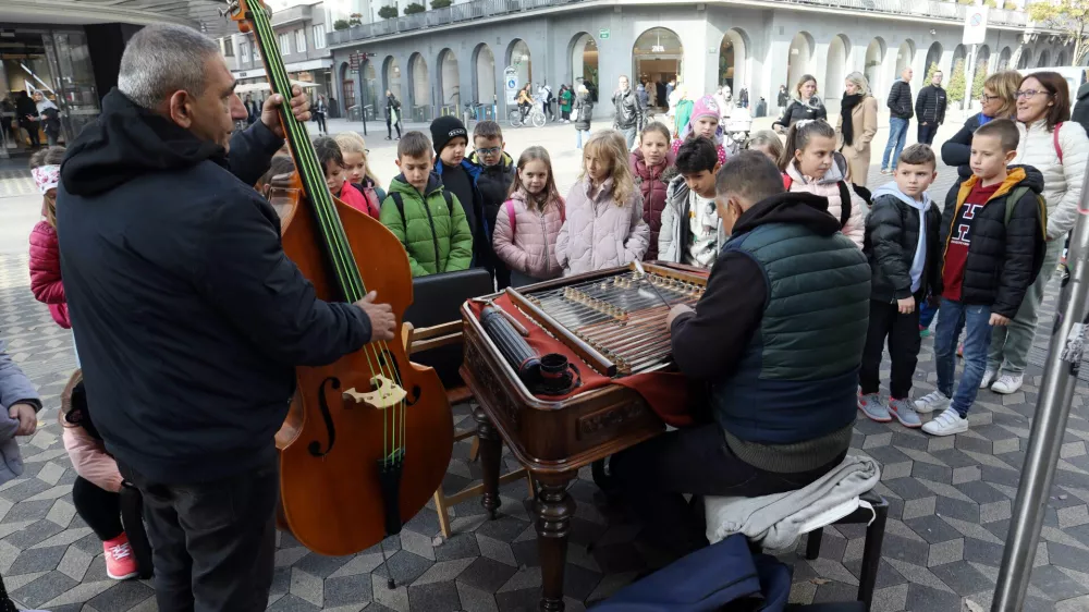 04.11.2024 - simbollična fotografija - ulični glasbeniki, otrociFoto: Tomaž Skale / Foto: 
