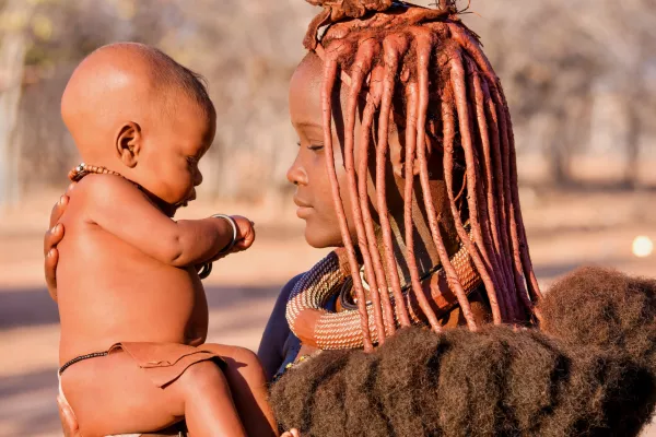 Mama in sin plemena Himba / Foto: Istock