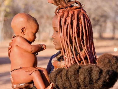 Mama in sin plemena Himba / Foto: Istock