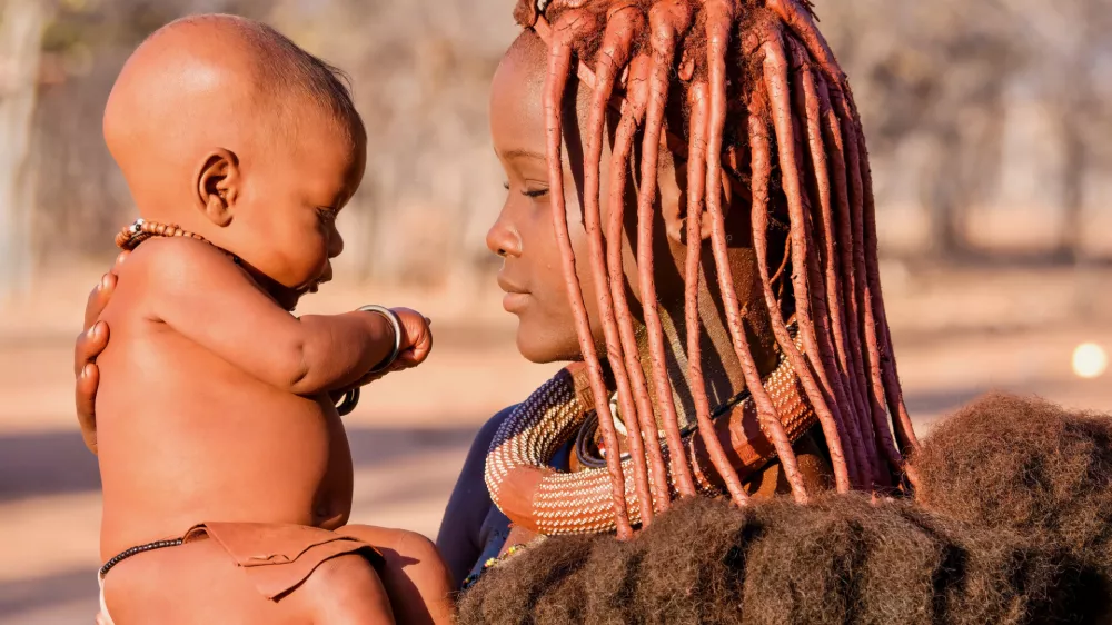 Mama in sin plemena Himba / Foto: Istock