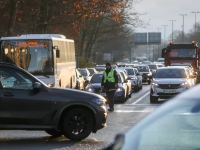 - Policija, Prometna konica v Ljubljani,- 18.12.2025. - Policist ureja promet v križi&scaron;ču Bleiweisove, Gosposvetske, Tivolske in Celov&scaron;ke ceste.//FOTO: Bojan Velikonja / Foto: Bojan Velikonja