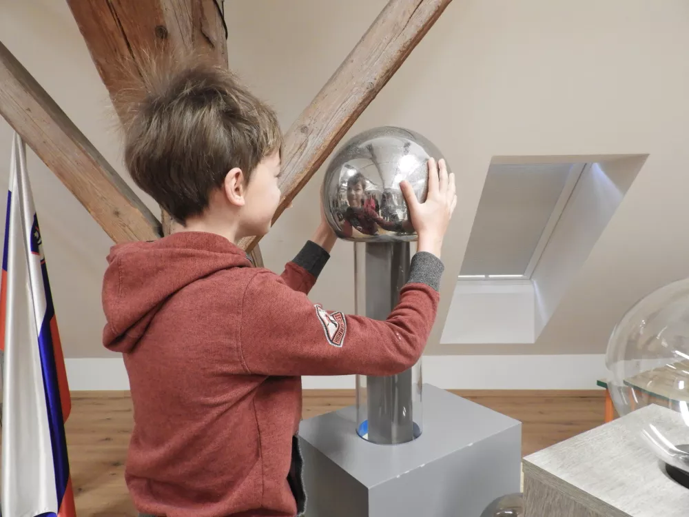 statična energija TMS Tesla, poskusi / Foto: Katja Petrovec