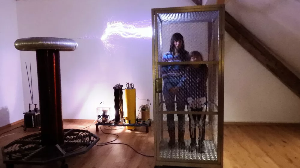 faradayeva kletka teslini poskusi / Foto: Katja Petrovec 