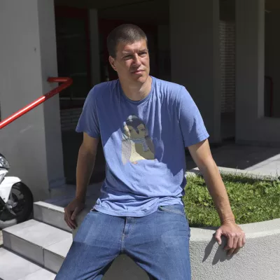 Goran Vojnović, filmski in televizijski režiser ter scenarist, pisatelj in kolumnist - 11.05.2021 &ndash; Stanovanjska soseska FUŽINE &ndash;  FOTO: Jaka GasarOPOMBA &ndash; REPORTAŽA ZA OBJEKTIV 2021 / Foto: Jaka Gasar