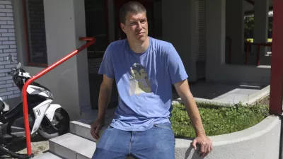 Goran Vojnović, filmski in televizijski režiser ter scenarist, pisatelj in kolumnist - 11.05.2021 &ndash; Stanovanjska soseska FUŽINE &ndash;  FOTO: Jaka GasarOPOMBA &ndash; REPORTAŽA ZA OBJEKTIV 2021 / Foto: Jaka Gasar