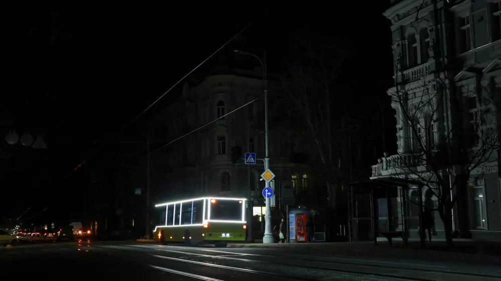 Vehicles move along a street in the evening during a power blackout after critical civil infrastructure was hit by recent Russian missile and drone strikes, amid Russia's attack on Ukraine, in Odesa, Ukraine, December 17, 2025. REUTERS/Nina Liashonok