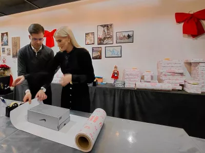 Milan Ninić s pomočjo prostovoljcev zavija darila za otroke v stiski. F Vesna Levičnik