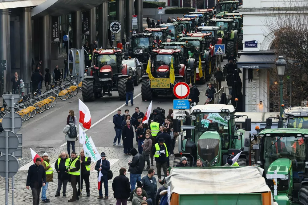 Farmers gather near the European Parliament, as they protest against the EU-Mercosur free-trade deal between the European Union and the South American countries of Mercosur, on the day of a European Union leaders' summit, in Brussels, Belgium, December 18, 2025. REUTERS/Yves Herman