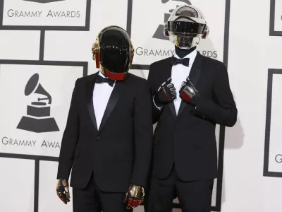 Daft Punk arrive at the 56th annual Grammy Awards in Los Angeles, California January 26, 2014.   REUTERS/Danny Moloshok (UNITED STATES - Tags: ENTERTAINMENT)  (GRAMMYS-ARRIVALS)
