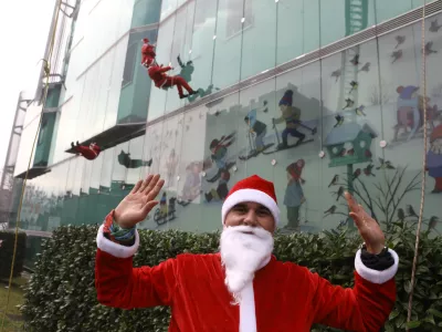 18.12.2025 - tradicionalni spust Božičkov z vrha Pediatrične klinike UKC Ljubljana; Pediatrična klinika UKC LjubljanaFoto: Luka Cjuha