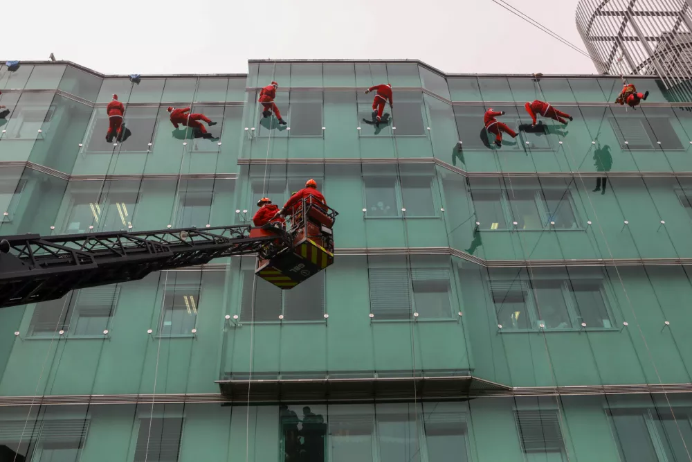 18.12.2025 - tradicionalni spust Božičkov z vrha Pediatrične klinike UKC Ljubljana; Pediatrična klinika UKC LjubljanaFoto: Luka Cjuha