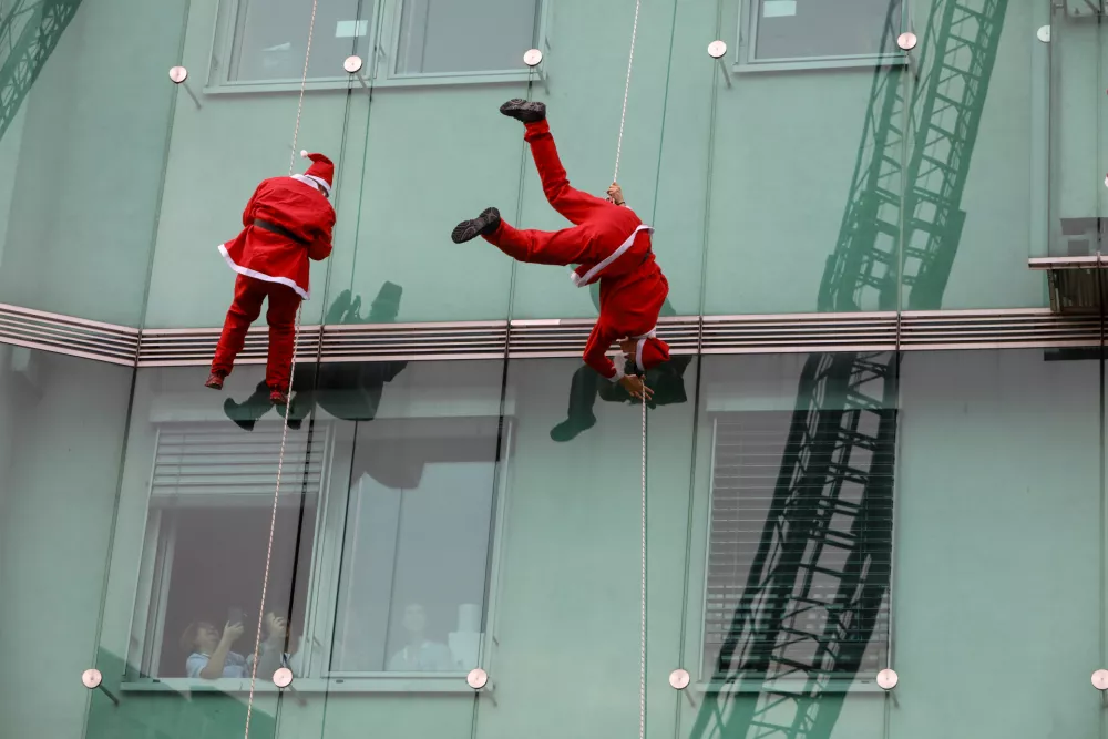 18.12.2025 - tradicionalni spust Božičkov z vrha Pediatrične klinike UKC Ljubljana; Pediatrična klinika UKC LjubljanaFoto: Luka Cjuha