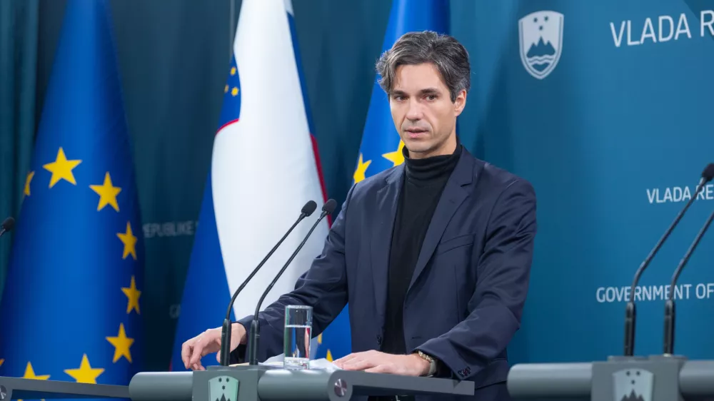 Mesec bo predlagal zvi&scaron;anje na 1000 evrov