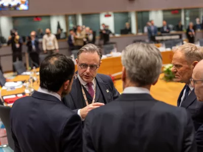 18 December 2025, Belgium, Br&uuml;ssel: Bart de Wever, Prime Minister of Belgium, speaks with colleagues ahead of the first working session at the EU summit. The main topic is the question of whether assets of the Russian central bank frozen in the EU can be used to support Ukraine in the future. Photo: Michael Kappeler/dpa