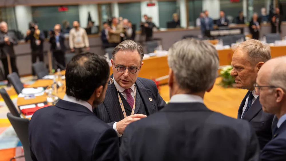 18 December 2025, Belgium, Br&uuml;ssel: Bart de Wever, Prime Minister of Belgium, speaks with colleagues ahead of the first working session at the EU summit. The main topic is the question of whether assets of the Russian central bank frozen in the EU can be used to support Ukraine in the future. Photo: Michael Kappeler/dpa