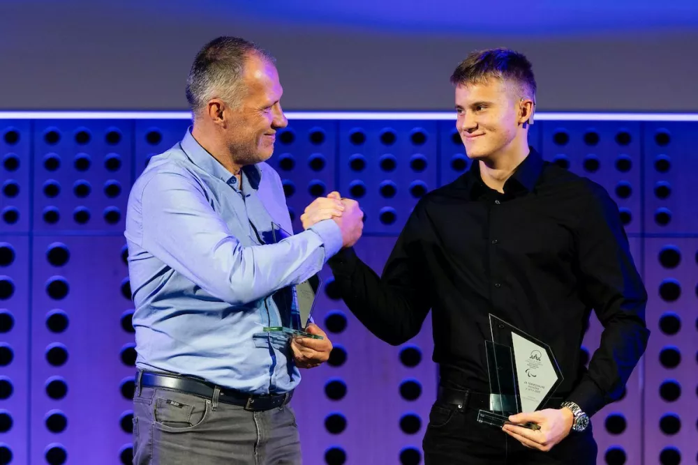 Naziv perspektivnega &scaron;portnika leta je prejel plavalec Alessandro Ambrožič, ki v domačem klubu trenira pod vodstvom strokovnega trenerskega &scaron;taba, na reprezentančnih akcijah pa z njim dela tudi trener Nace Majcen. Foto: Vid Ponikvar