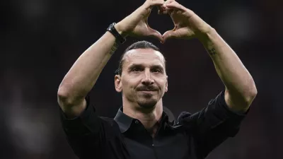 STADIO GIUSEPPE MEAZZA, MILAN, ITALY - 2023/06/04: Zlatan Ibrahimovic of AC Milan greets the fans during a farewell ceremony following the Serie A football match between AC Milan and Hellas Verona FC. Swedish football player Zlatan Ibrahimovic announced his retirement from football at the age of 41 following his team AC Milan's season finale 3-1 victory over Hellas Verona FC. (Photo by Nicol&ograve; Campo/LightRocket via Getty Images)