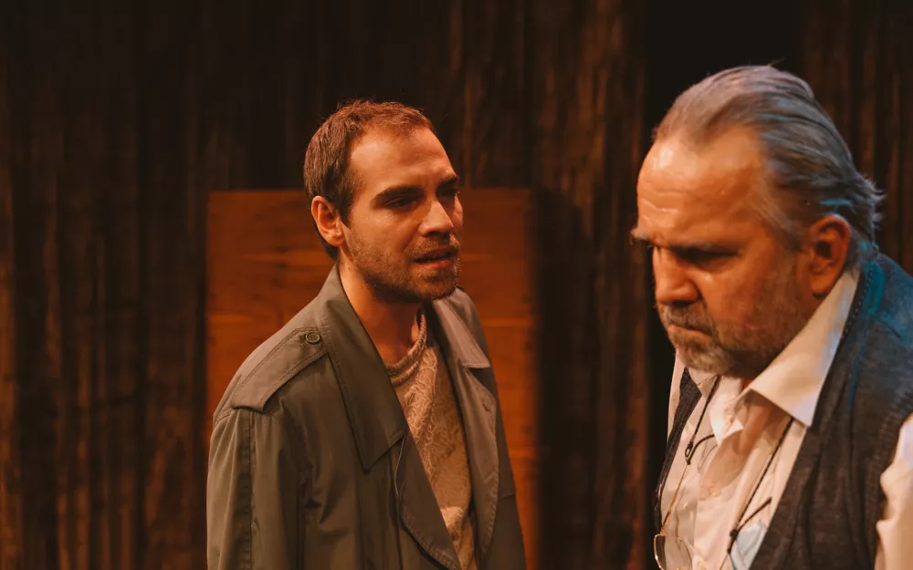 Tomislav zajec: Izginjanje, MGL 2025, režija Jernej Potočan, na sliki Matic Luk&scaron;ič in Lotos Vincenc &Scaron;parovec