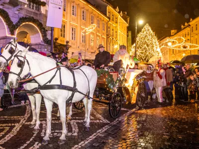 Dedek Mraz se bo med 26. in 30. decembrom ob 17. uri podal na svoj sprevod s kočijo in lipicanci. Foto: Sandi Fiser