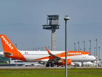 FILED - 08 May 2024, Brandenburg, Sch&ouml;nefeld: An Easyjet aircraft taxis at Berlin Brandenburg Airport BER. Photo: Patrick Pleul/dpa