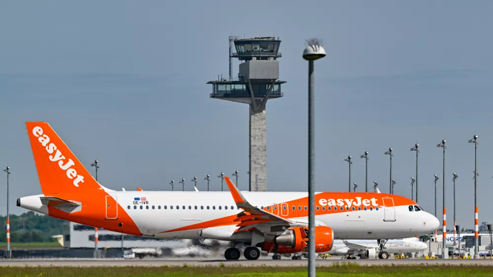 FILED - 08 May 2024, Brandenburg, Sch&ouml;nefeld: An Easyjet aircraft taxis at Berlin Brandenburg Airport BER. Photo: Patrick Pleul/dpa