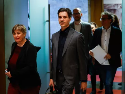 Neučinkovitost, ki se jo vidi z Lune, ali poceni politični boj