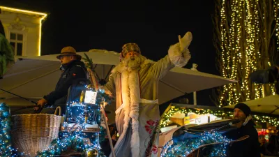 Povorka z dedkom Mrazom v sredi&scaron;ču&nbsp;Ljubljane. / Foto: STA