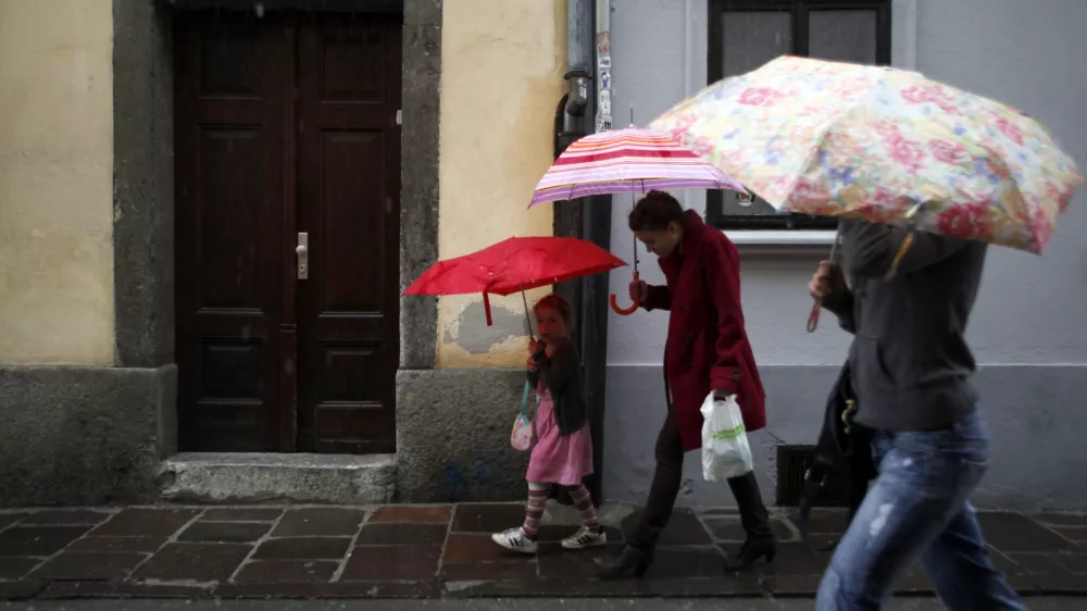 - Ilustrativna fotografija - dež, ulica, ljudje//FOTO: Jaka Gasar