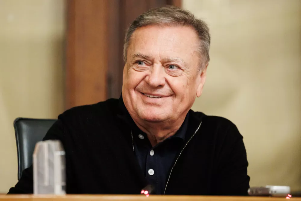 Ljubljana, Mestna hisa.Novinarska konferenca ljubljanskega zupana Zorana Jankovica, na kateri bodo predstavili potek prenov nekaterih cest v Ljubljani ter aktivnosti v Mestni obcini Ljubljana ob zacetku solskega leta.Ljubljanski zupan Zoran Jankovic.