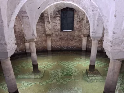 Italijansko mesto z burno preteklostjo in mozaikom, ki navdu&scaron;i tudi otroke in najstnike