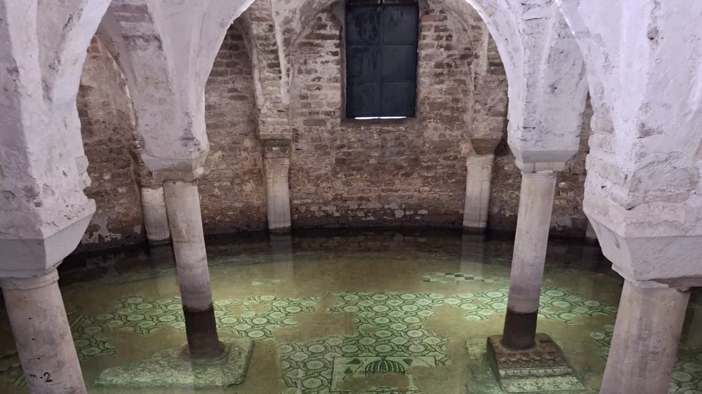 Italijansko mesto z burno preteklostjo in mozaikom, ki navdu&scaron;i tudi otroke in najstnike