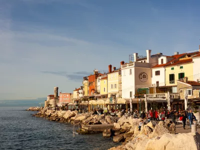 V Piranu bo po napovedih sončno. Pihala naj bi rahla burja. / Foto: Istock