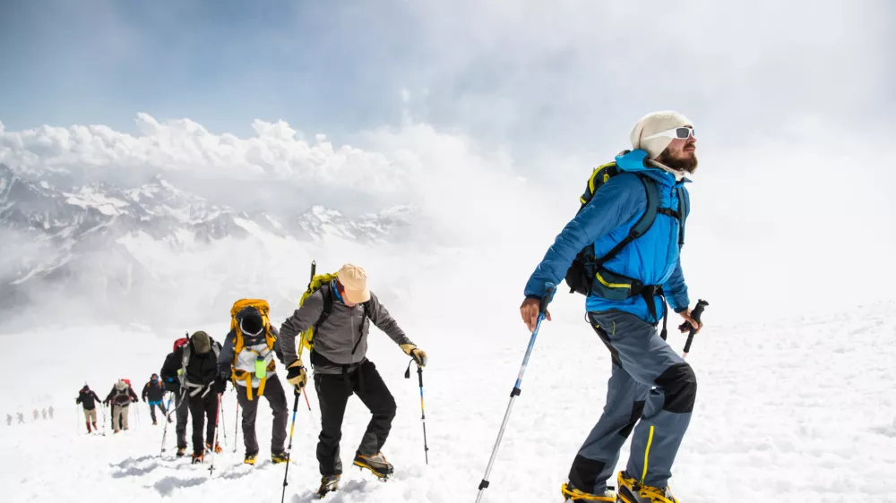 Mnogi gorski re&scaron;evalci in vodniki so prepričani, da izčrpanega ali po&scaron;kodovanega v Alpah nikoli ne pustimo samega. / Foto: Istock