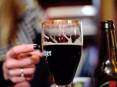 - ilustrativna fotografijatemno pivo, alkohol, alkoholne pijace, kozarec, - Klub Daktari - gostinstinski lokal - kavarna, Krekov trg//FOTO: Tomaž Zajel&scaron;nik