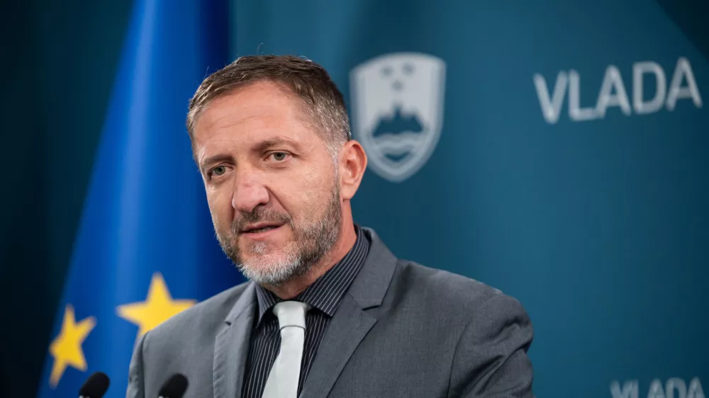 Ljubljana, vlada.Novinarska konferenca po redni tedenski seji vlade.Minister za finance Klemen Bostjancic.