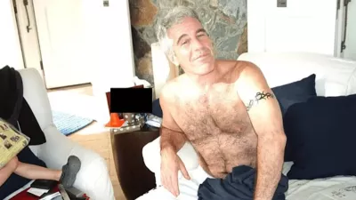 Slika, na kateri je Epstein v precej provokativni pozi, na levi pa so vidne otroške noge. / Foto: U.s. Department Of Justice