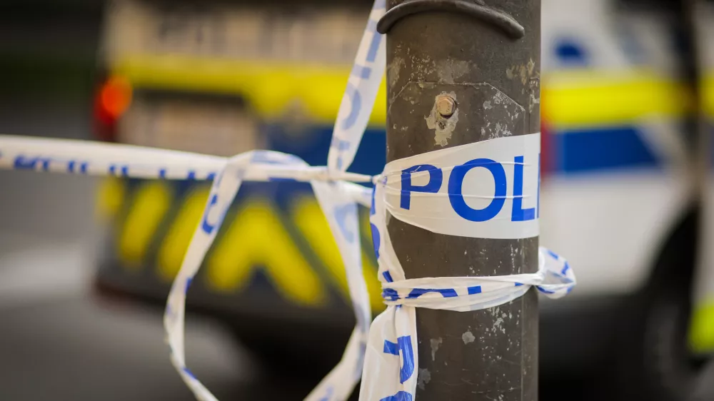 Ljubljana.Policijski trak, s katerim je zavarovano prizorisce zlocina.