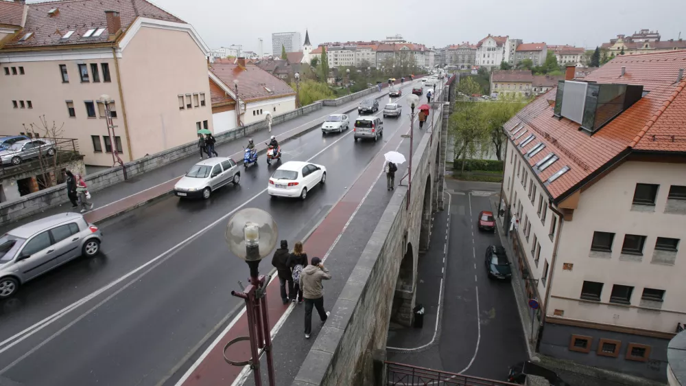- Titov most - Titova cesta- MARIBOR - &scaron;tajerska prestolnica - povr&scaron;ina: 147 km2 - &scaron;tevilo prebivalcev: 114.349 (podatki popisa, opravljenega 12. 4. 2002)//FOTO: Tomaž SkaleOPOMBA: ZA OBJAVO V PRILOGI &ndash; DNEVNIKOV OBJEKTIV - REPORTAŽA