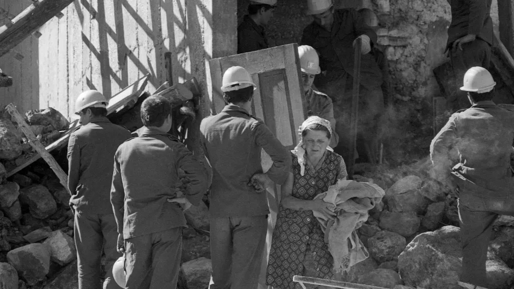 Gorje Breginjke pred ru&scaron;evinami hi&scaron;e po potresu leta 1976. / Foto: Nace Bizilj/hrani Mnzs