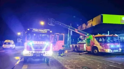 V garažni hiši nakupovalnega središča v Mariboru je ogenj ponoči zajel osem avtomobilov. Škode naj bi bilo za okoli 60 tisoč evrov. 