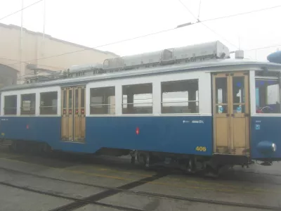 V objemu megle smo ga videli &ndash; znameniti tramvaj, simbol slovenstva, ki je nekoč povezoval obrobje krasa z mestom daleč spodaj. Danes v Trstu njegove postaje samevajo in tako bo ostalo vse dokler ne bodo vzpostavili infrastrukture, ki bi zagotavljala premagovanje hude strmine. To pa je velik finančni zalogaj. Župan Trsta temu ni naklonjen; ima svojo vizijo, svojo vzpenjačo.