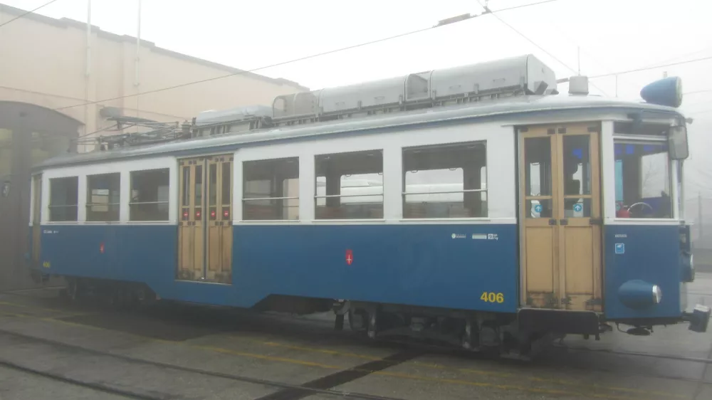 V objemu megle smo ga videli &ndash; znameniti tramvaj, simbol slovenstva, ki je nekoč povezoval obrobje krasa z mestom daleč spodaj. Danes v Trstu njegove postaje samevajo in tako bo ostalo vse dokler ne bodo vzpostavili infrastrukture, ki bi zagotavljala premagovanje hude strmine. To pa je velik finančni zalogaj. Župan Trsta temu ni naklonjen; ima svojo vizijo, svojo vzpenjačo.