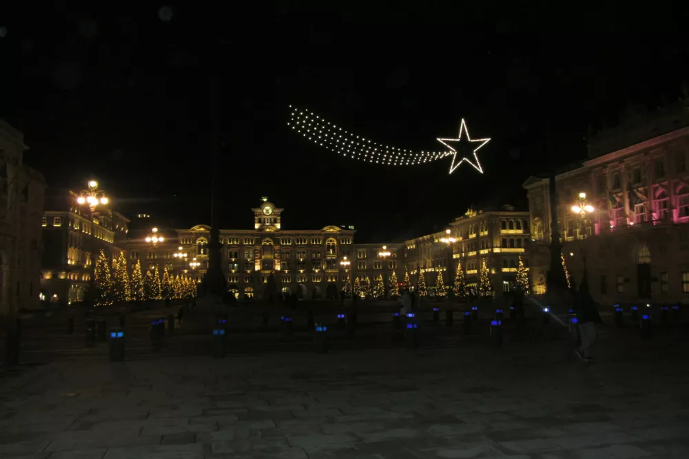 Trg zedinjene Italije; pritajena zvočna kulisa z adventno glasbo in zvezda repatica za decembersko noč nad občinsko palačo z urnim stolpičem in vodnjakom &scaron;tirih celin, Avstralije takrat, ko so ga sredi 18. st. zgradili, &scaron;e niso poznali.