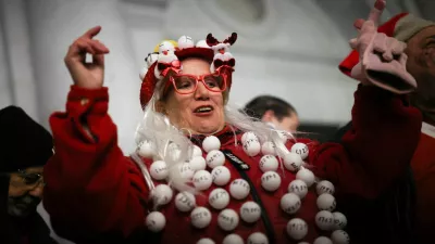 A woman in costume waits for the draw of Spain's traditional Christmas Lottery "El Gordo" (The Fat One) in Madrid, Spain December 21, 2025. REUTERS/Alejandro Martinez Velez / Foto: Alejandro Martinez Velez