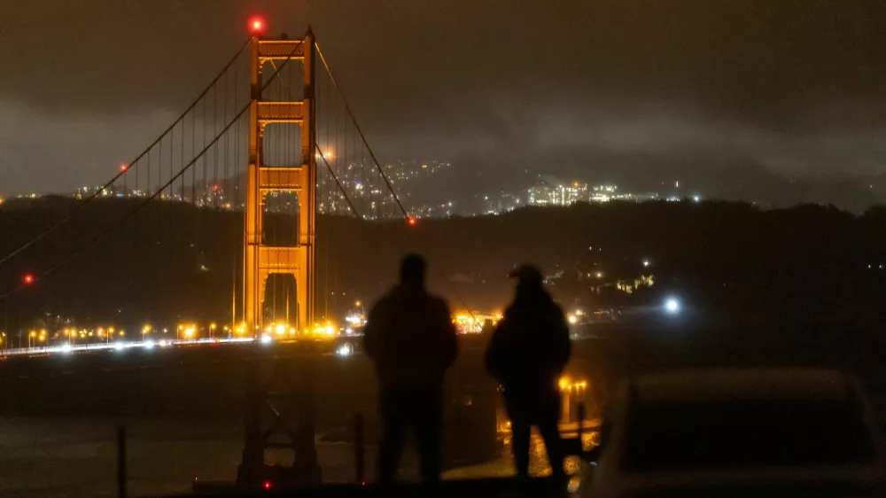 People observe an area affected by a blackout that hit about 130,000 residents, according to the Pacific Gas and Electric Company, in San Francisco, California, U.S., December 21, 2025. REUTERS/Carlos Barria
