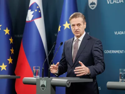 Ljubljana, vlada.Izjava predsednika vlade Roberta Goloba in ministra za kohezijo in regionalni razvoj Aleksandra Jevska.Predsednik vlade Robert Golob.