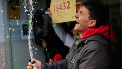 A man celebrates the sale of one of the lottery tickets bearing the number "79432," known as "El Gordo,"or The Fat One, sold at this store in Madrid, Spain, Monday, Dec. 22, 2025. (AP Photo/Manu Fernandez) / Foto: Manu Fernandez
