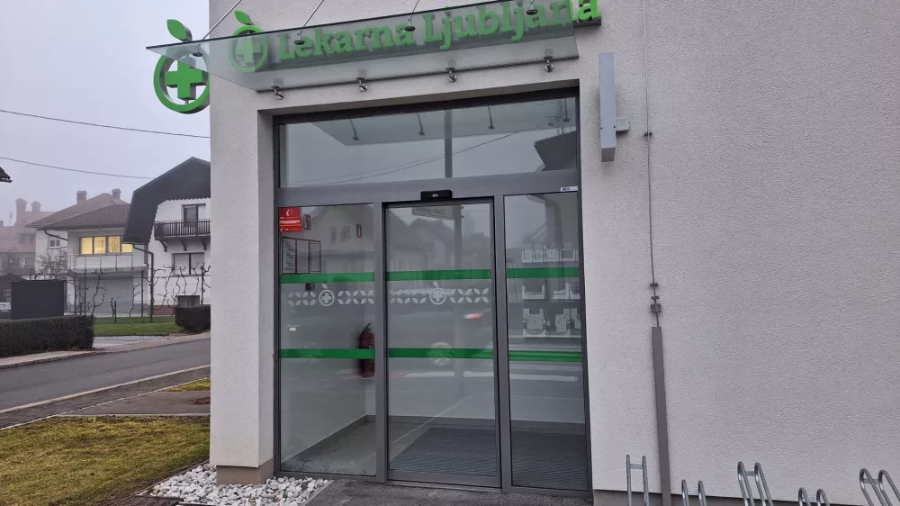 Novi prostori, a &scaron;e brez strank: poslopje lekarne sameva že leto dni